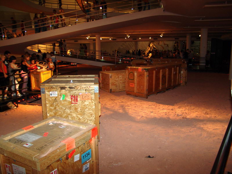 A Exposio tentava imitar o ambiente de um acampamento arqueolgico, areia no cho e as supostas caixas dos supostos equipamentos